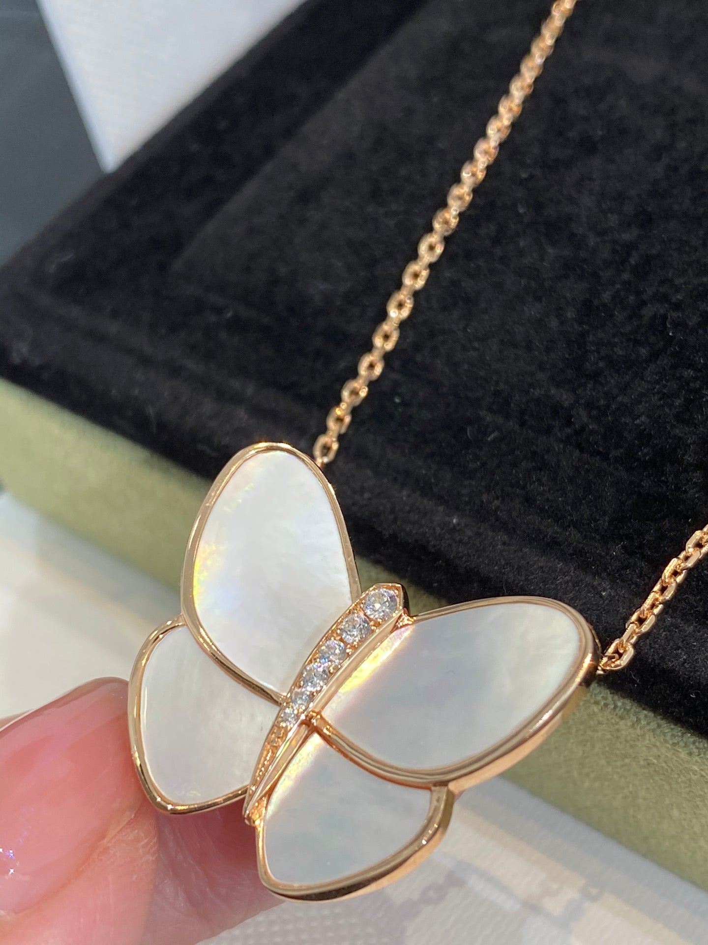 [AuraEcho]BUTTERFLY GOLD MOP DIAMOND NECKLACE