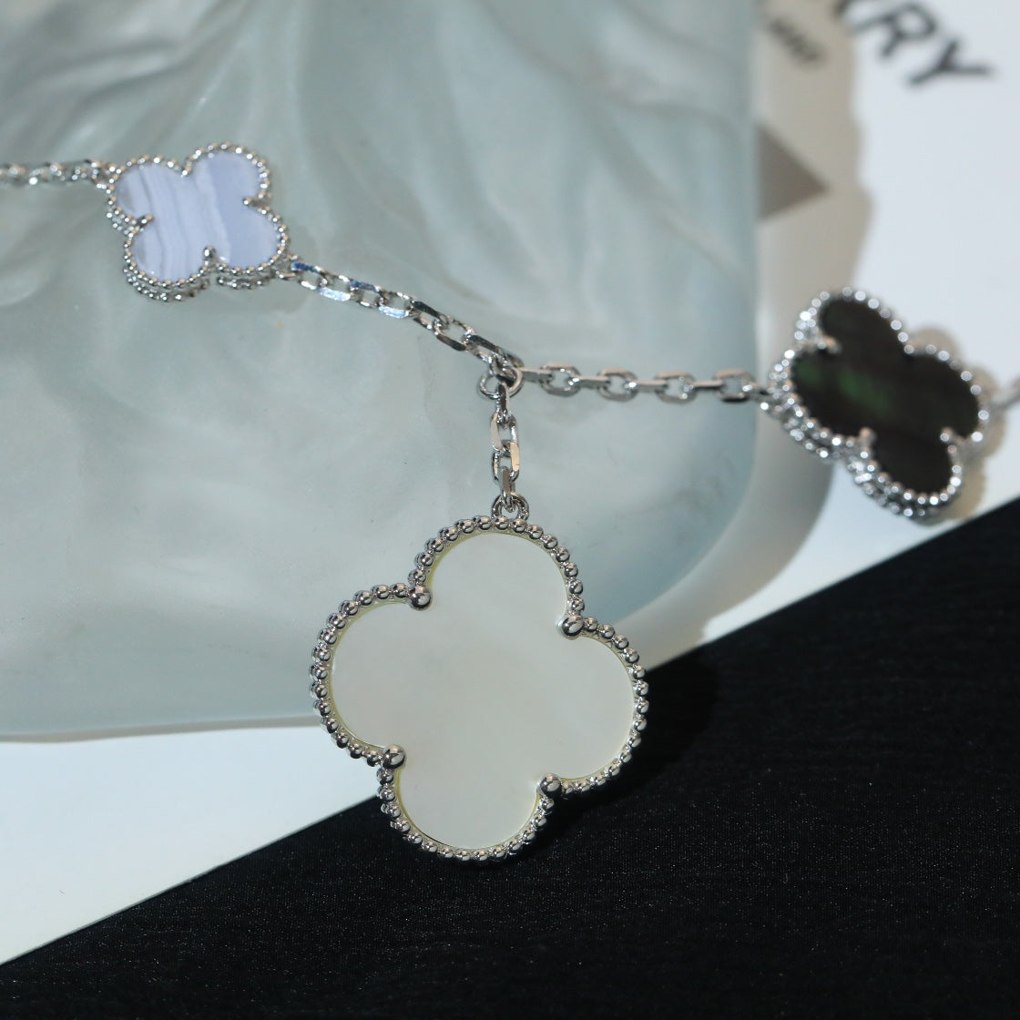 [AuraEcho]CLOVER BRACELET 5 MOTIFS MOP CHALCEDONY SILVER