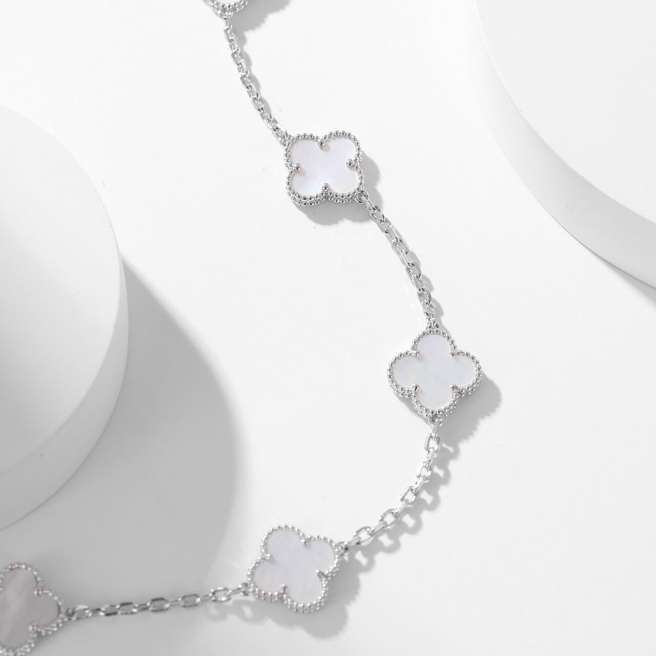 [AuraEcho]CLOVER 10 MOTIFS WHITE MOTHER OF PEARL NECKLACE